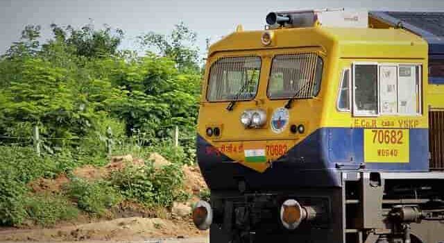 Railway Me Job Kaise Paye In Hindi